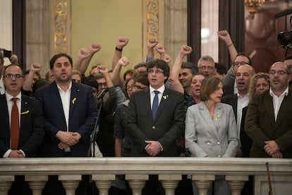 Carles Puigdemont (en el centro), en el Parlamento de Cataluña tras aprobarse la declaración de independencia, el 27 de octubre de 2017.