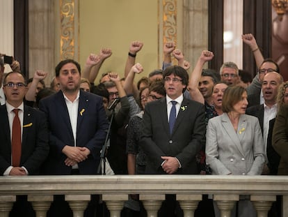 Carles Puigdemont (en el centro), en el Parlamento de Cataluña tras aprobarse la declaración de independencia, el 27 de octubre de 2017.