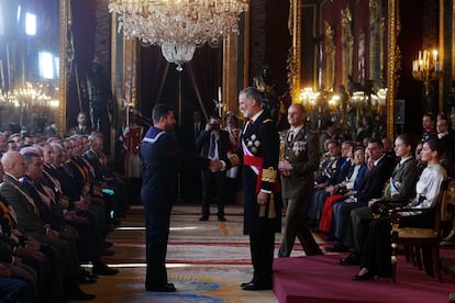El rey Felipe VI estrecha la mano de un miembro de la Armada, durante la recepción, este sábado en el Palacio Real.
