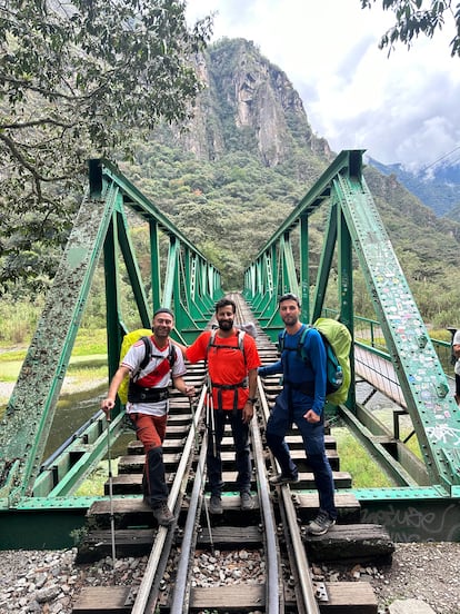 Adrián Rodríguez (izquierda) y sus compañeros de viaje en un puente en la Hidroeléctrica.