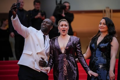 Los miembros del jurado Omar Sy, Greta Gerwig y Lily Gladstone se hacen un selfi a su llegada a la alfombra roja de Cannes, el 14 de mayo. 