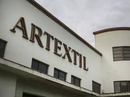 Fachada de la f&aacute;brica Art&egrave;xtil, en Sabadell.