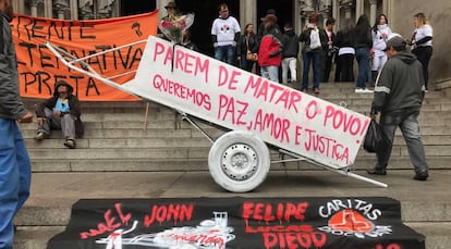 Protesto na catedral da Sé durante missa de sétimo dia de Nascimento.