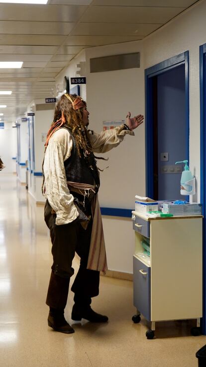 Johnny Depp, en uno de los pasillos del hospital Donostia, este jeuves. 