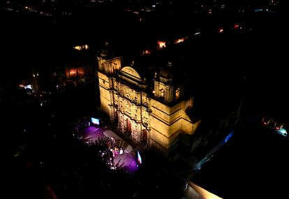 La Catedral Metropolitana de Oaxaca es alumbrada con 72 proyectores LED que reducen hasta en un 70% el consumo de energía eléctrica.