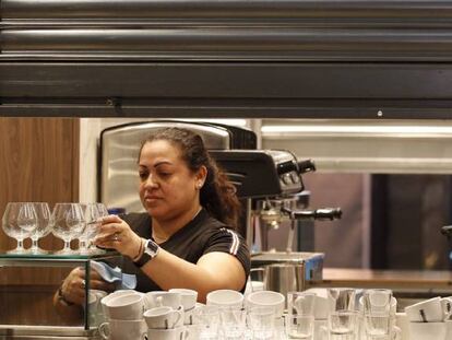 Una camarera prepara el servicio en uno de los bares del Mercado de la Boquería de Barcelona.