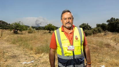 Un alcalde que mira al fuego a los ojos