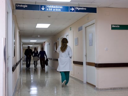 Familiares y personal sanitario en un pasillo del hospital Puerta del Mar de Cádiz.