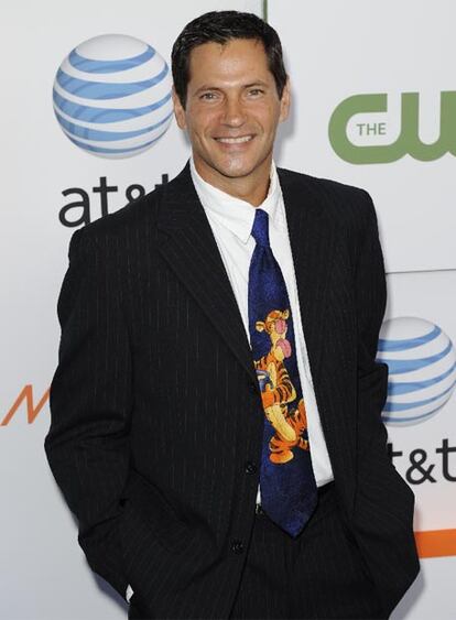 De esta guisa llegó el actor Thomas Calabro a la fiesta de presentación de la nueva 'Melrose Place'. Las peripecias sobre los inquilinos del edificio de apartamentos más agitado de Los Ángeles vuelven a la televisión estadounidense el próximo 8 de septiembre y Calabro será uno de los personajes de la serie original que continuará en esta segunda etapa. Aunque, viendo su corbata, es difícil imaginarle de nuevo en el papel del perverso y seductor Dr. Mancini.