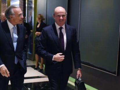 Desde la izquierda: el presidente de Caixabank, Isidro Fain&eacute;, con el ministro de Econom&iacute;a, Luis de Guindos