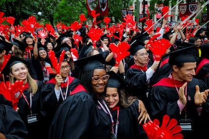 Asistentes a la ceremonia de graduación en Harvard, este jueves en Cambridge (Massachusetts)
