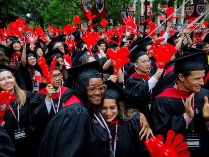 Asistentes a la ceremonia de graduación en Harvard, este jueves en Cambridge (Massachusetts)