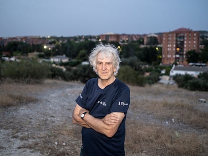 El paleoantropólogo Juan Luis Arsuaga, en una colina frente al sector cinco de la Cañada Real en Madrid.