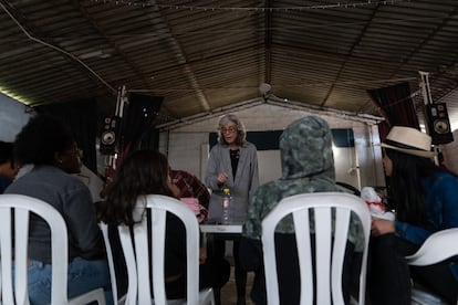 Wendy Ewald, durante el taller de fotografía en Cazucá, Soacha.