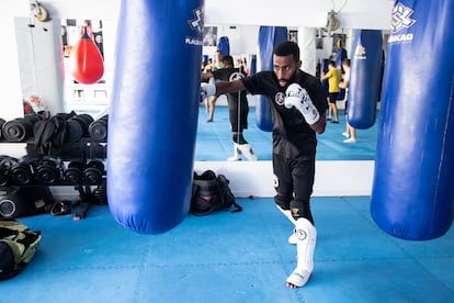 Hamada Azmani entrena con un saco de boxeo en el gimnasio Ultimate Fight School en Mijas, el lunes.