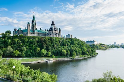 Vistas del Parlamento y el río de Ottawa.