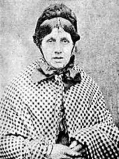 Mary-Ann Cotton, enfermera británica, envenenó mortalmente a 21 personas y murió en la horca en 1873. Es considerada la primera asesina en serie de Gran Bretaña.
