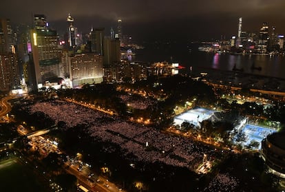 Miles de personas participan en una vigilia celebrada con motivo del 30 aniversario de la masacre de Tiananmen, en Hong Kong.