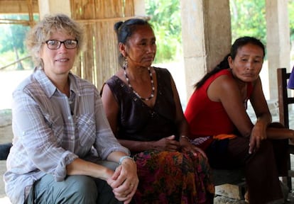 Liz Crew, en compañía de mujeres de la comunidad de Mangalito.