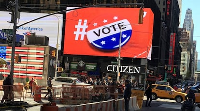 Un cartel publicitario anima al voto en Nueva York.