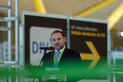 El ministro de Transportes, Movilidad y Agenda Urbana, José Luis Ábalos, atiende a los medios en su visita al Aeropuerto Adolfo Suárez Madrid-Barajas.