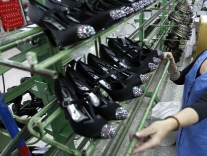 Una trabajadora en una f&aacute;brica de calzado de Monovar (Alicante). 