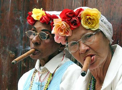 Dos cubanas posan para los turistas fumando puros en La Habana, en 2005.