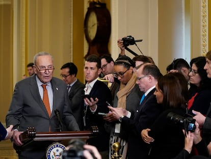 El líder de la mayoría demócrata en el Senado, Chuck Schumer, habla con los periodistas, el 19 de noviembre en el Capitolio estadounidense