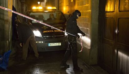 El furgón de los servicios judiciales se lleva el cadáver del hombre asesinado junto a Santa Maria del Mar.