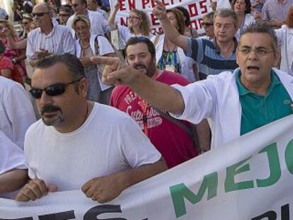 Profesionales del Hospital Virgen del Roc&iacute;o durante una protesta reciente por los recortes. 