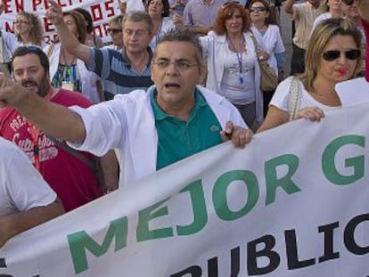 Profesionales del Hospital Virgen del Roc&iacute;o durante una protesta reciente por los recortes. 