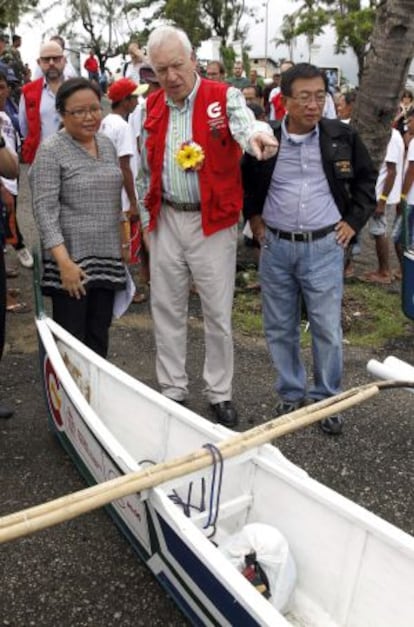 García-Margallo, durante la entrega por parte de la AECID de veinticinco barcos de pesca artesanal a los habitantes de Tacloban.