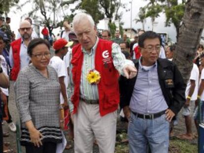 Garc&iacute;a-Margallo, durante la entrega por parte de la AECID de veinticinco barcos de pesca artesanal a los habitantes de Tacloban.