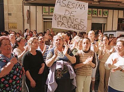 Familiares de la niña asesinada, concentrados ayer ante los juzgados de Almería.