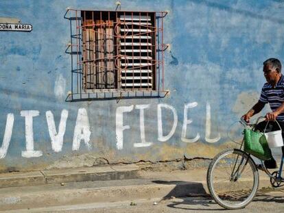 A piece of graffiti in support of Fidel Castro on a street in Cuba.