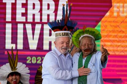 Lula da Silva junto a Raoni Metuktire en Brasilia en abril.