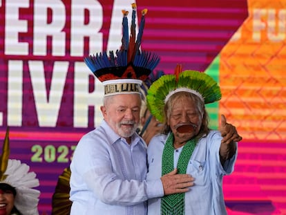 Lula da Silva junto a Raoni Metuktire en Brasilia en abril.