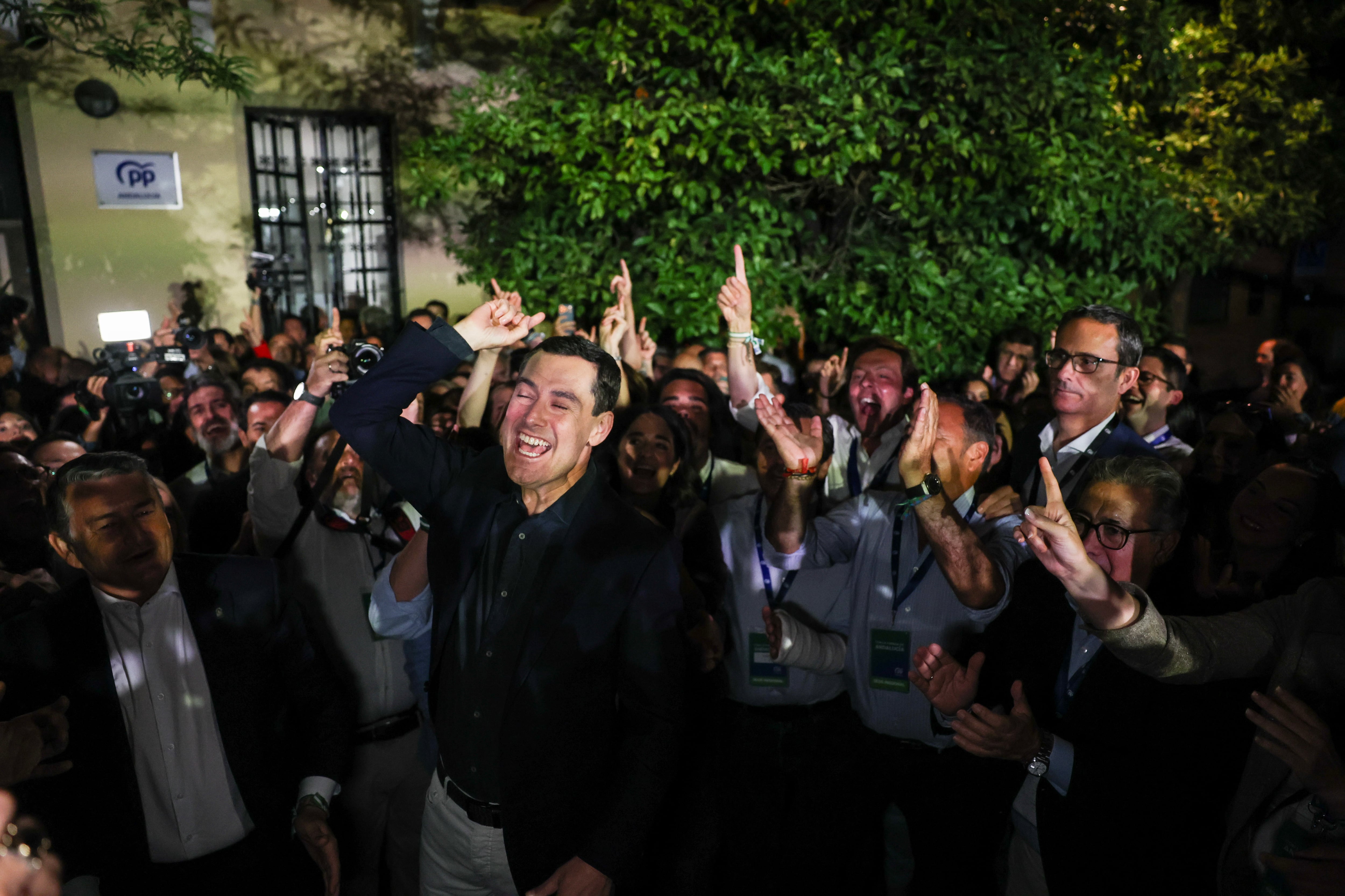 Juan Manuel Moreno, este domingo tras conocer los resultados, a las puertas de la sede del PP andaluz, en Sevilla.
