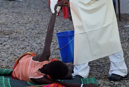 Un enfermo de ébola atendido en Kenema (Sierra Leona).