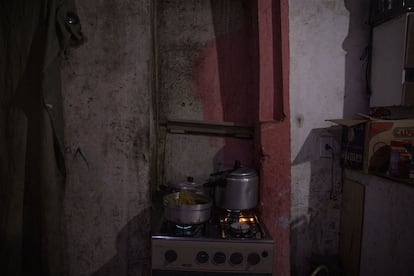 La cocina de la casa de Erika Souza de 39 años, quien debe alimentar a ocho miembros de su familia. 