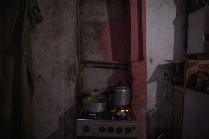 La cocina de la casa de Erika Souza de 39 años, quien debe alimentar a ocho miembros de su familia.
