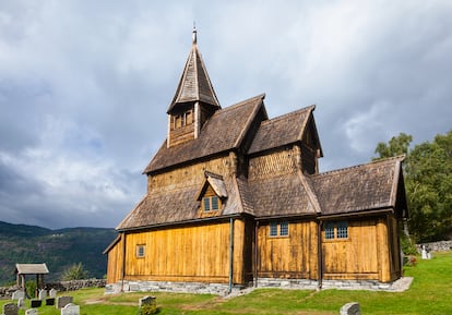 IGLESIA DE URNES. Aunque las iglesias medievales de madera noruegas de Heddal o Borgund —muy fotografiada debido a las cuatro cabezas de dragón que la amparan— acaparan los mayores números de los viajes organizados, la misteriosa de Urnes, del siglo XII y situada en un paraje idílico del fiordo Sogne frente al pueblecito de Solvorn, transmite un aura especial, como de cuento de elfos y ‘trolls’. Es quizá la más antigua de la treintena de ‘stavkirkes’ que se conservan en el país. En sus capiteles y muros oscuros, aquellos artistas de la Edad Media dejaron su huella en las soberbias tallas que representan la lucha de Cristo contra las bestias del Mal.