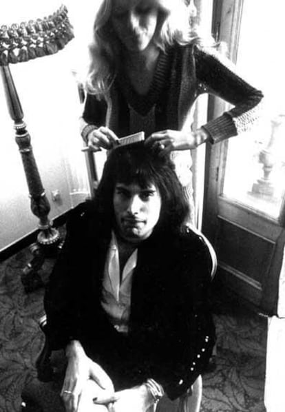 Bertha peinando a Freddie Mercury en 1975 en Barcelona, en la primera visita de Queen a España.