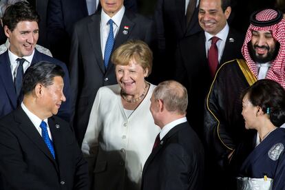 La canciller alemana Angela Merkel habla con el presidente chino Xi Jinping y el presidente ruso Vladimir Putin, en la cumbre del G20 de junio de 2019 celebrada en Japón.
