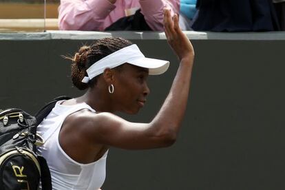 Venus Williams se despide del público tras caer ante Vesnina.