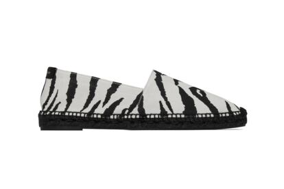 Alpargata con estampado de zebra de Saint Laurent (225 €).