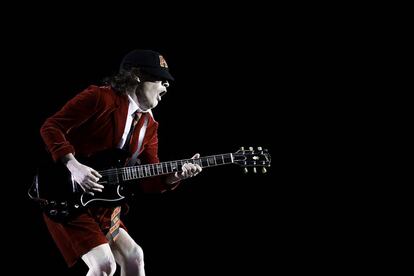 El lider de la banda australiana Angus Young en un momento del concierto en La Cartuja.