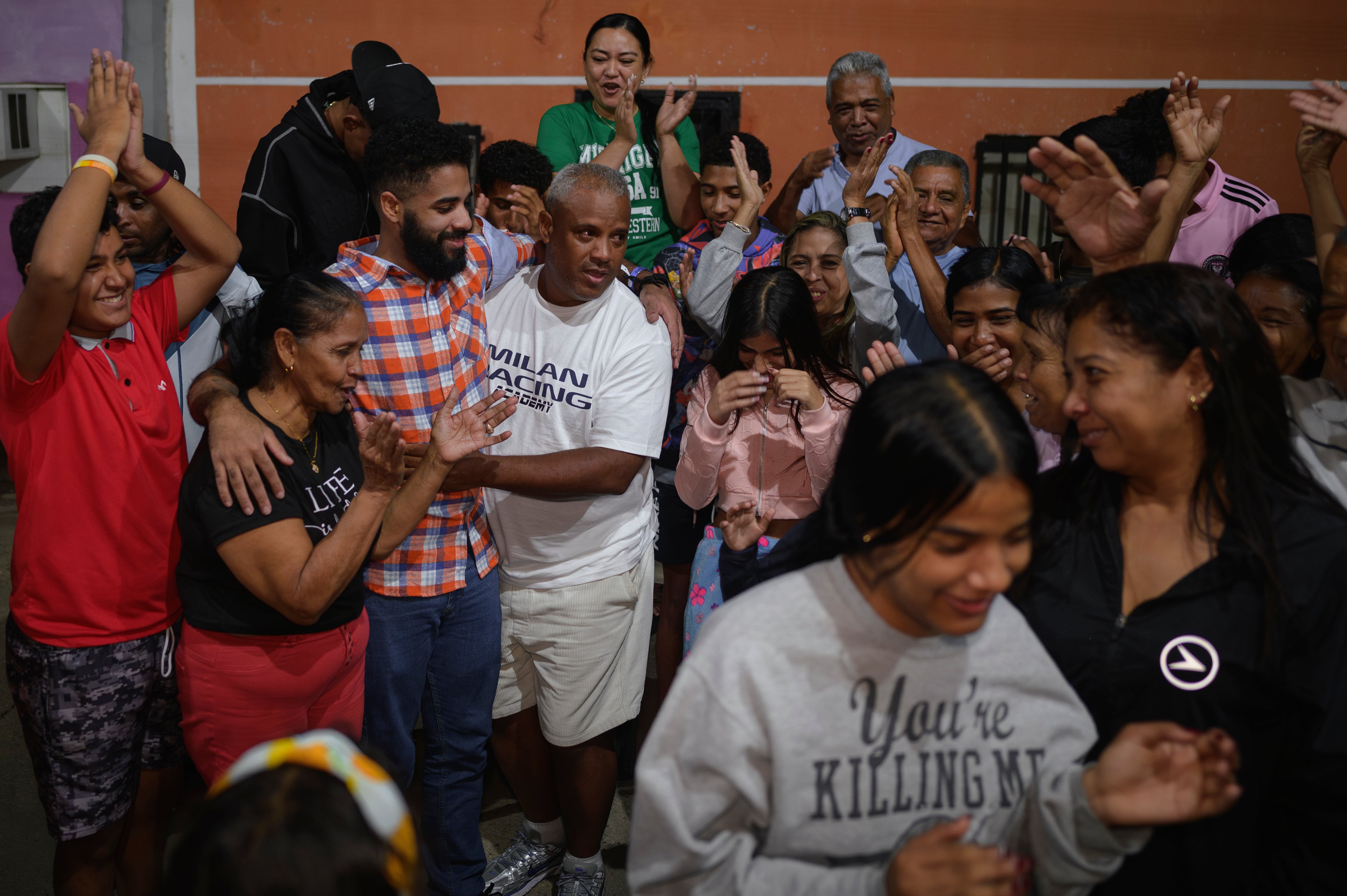 Yesqueibel Peñaloza recibido por su familia, en Valencia, Venezuela.