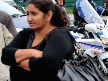 Policías franceses vigilan el desmantelamiento de un campamento gitano el 27 de septiembre.