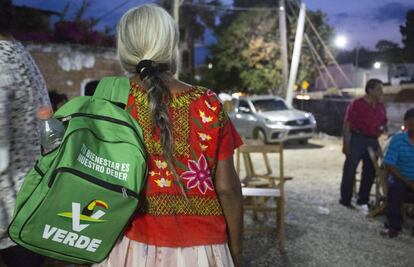 Una mujer indígena con una mochila del Partido Verde en Tehuantepec.